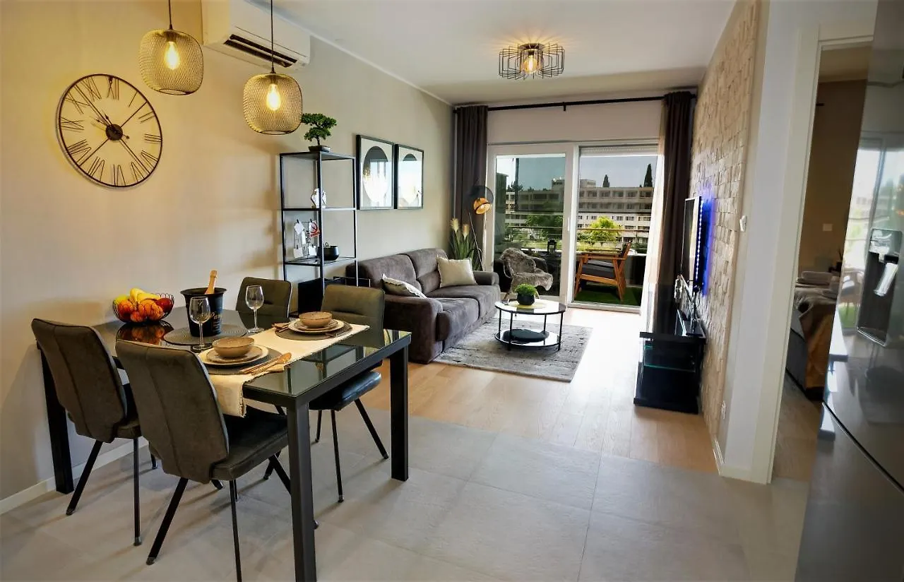 Luxury Apartment 4Seasons With Garage Split