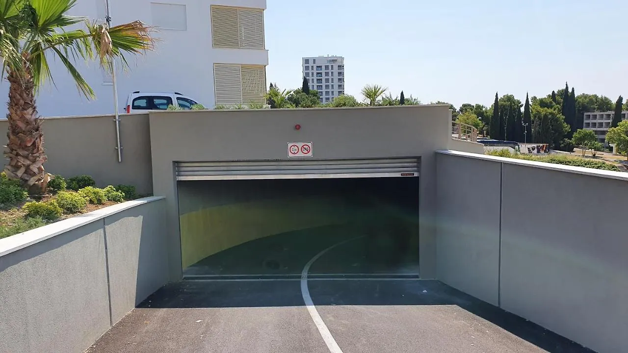 Luxury Apartment 4Seasons With Garage Split